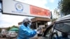 Dépistage de la maladie à coronavirus à l'extérieur d'un hôpital de Harare au Zimbabwe, le 26 mars 2020.