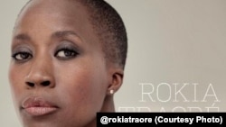 La chanteuse malienne Rokia Traoré, ambassadrice de bonne volonté du HCR pour l'Afrique de l'Ouest et du Centre.