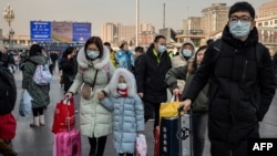 2020年1月21日北京火車站戴著口罩的人群回家過新年。