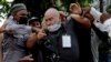 El fotógrafo de AP, el español Ramón Espinosa, es agredido por la policía mientras cubría una manifestación contra el presidente cubano Miguel Díaz-Canel en La Habana, el 11 de julio de 2021.