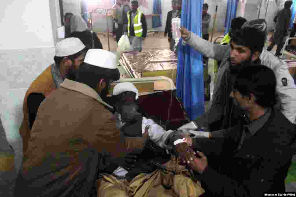 Plus de 140 enfants et adultes ont été blessés lors d'une attaque de talibans, Peshawar, Pakistan, le 16 décembre 2014.