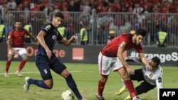 Oualid Azaro (C) d'Ahly, aux côtés du gardien Moez Ben Cherifia (R) et de Chamseddine Dhaouadi (L), lors de la finale de la CAF Champions League opposant les Egyptiens Al-Ahly et l'ES Tunis, Egypte, le 2 novembre 2018.