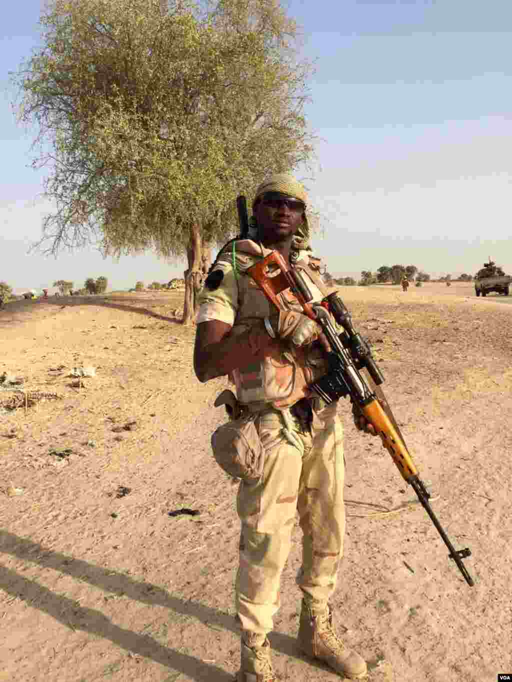 Un soldat nigérien qui se fait appeler "Roméo" pose pour VOA Afrique près du camp d'Assaga, à Diffa, le 29 février 2016. (VOA/Nicolas Pinault)