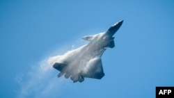 中國空軍殲-20隱形戰機在珠海空展期間進行表演。（2018年11月6日）