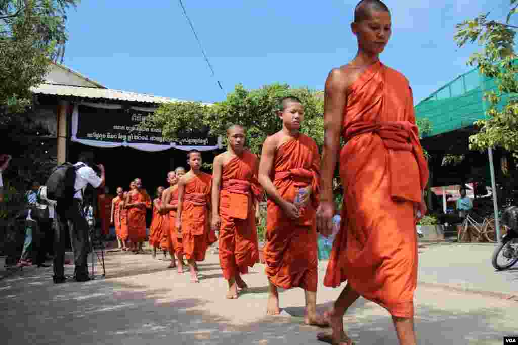 លោកសង្ឃនិមន្តចេញពីពិធីបុណ្យសពលោកចាន់ សុវ៉េត មន្ត្រីស៊ើបអង្កេតសិទ្ធិមនុស្សរបស់អង្គការអាដហុក ក្រោយពីសូត្រធម៌បង្សុកូលឧទ្ទិសដល់វិញ្ញាណក្ខន្ធរបស់សពលោកកាលពីថ្ងៃទី១១ ខែធ្នូ ឆ្នាំ២០១៤។ (នូវ ពៅលក្ខិណាVOA)