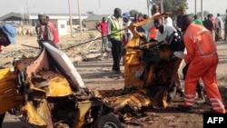 Les secouristes se tiennent près des restes de l’épave d’un véhicule qui a explosé dans un attentat-suicide dans la ville de Maiduguri, dans le nord-est du Nigeria. 29 octobre 2016.