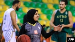 Sarah Gamal arbitre un match entre Al-Ittihad et Al-Geish, Egypte, le 17 avril 2021.
