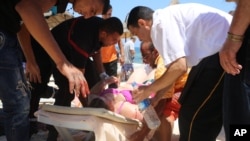 Un blesse est examine par les secours après l'attaque de Sousse, 26 juin 2015