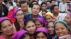 លោក​នាយករដ្ឋមន្រ្តី​ហ៊ុន សែន ចុះ​ជួប​កម្មកររោងចក្រ កាល​ពី​ថ្ងៃ​ពុធ ទី៣០ ខែ​កក្កដា ឆ្នាំ​២០១៧។ (រូបថត​ពី​ហ្វេសប៊ុក Samdech Hun Sen, Cambodian Prime Minister)