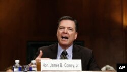 លោក James Comey ដែល​ជា​នាយក​ទីភ្នាក់ងារ​ស៊ើប​អង្កេត​សហព័ន្ធ FBI ​ផ្តល់​សក្ខីកម្ម​នៅ​ក្នុង​សភា​ក្នុង​រដ្ឋធានី​វ៉ាស៊ីនតោន​ កាលពី​ថ្ងៃ​ទី៣ ខែ​ឧសភា ឆ្នាំ​២០១៧ មុន​សវនាការ​គណៈកម្មាធិការ​តុលាការ​ព្រឹទ្ធសភា​អំពី «ការ​ធ្វេស​ប្រហែស​របស់​ទីភ្នាក់ងារ FBI»។ (រូបថត៖ AP)