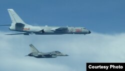 台灣戰機2017年7月20日在中國轟六機左邊貼近飛行（台灣國防部提供）