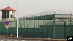 中國新疆阿圖什市的一個拘留設施外的瞭望塔和鐵絲網（2018年12月3日）