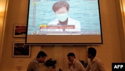 港人聚在餐館裡觀看香港特首林鄭月娥在記者會上發表疫情講話。 （2020年3月23日）