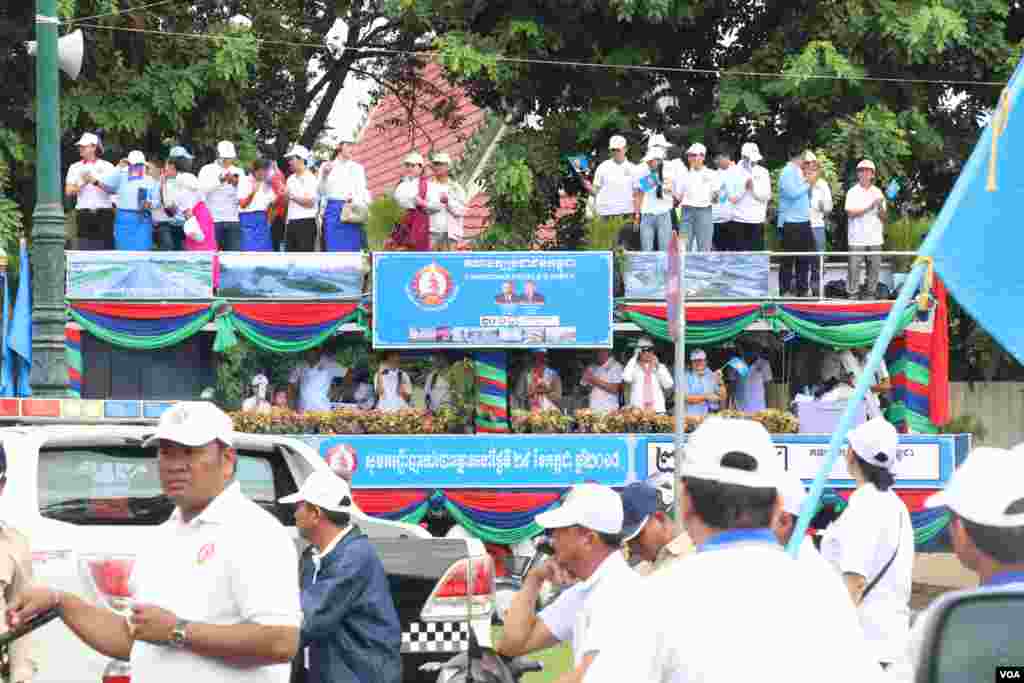 គណបក្សប្រជាជនកម្ពុជាដែលកំពុងដឹកនាំរដ្ឋាភិបាល នៅព្រឹកថ្ងៃសៅរ៍នេះ បានចាប់ផ្តើមយុទ្ធនាការឃោសនាបោះឆ្នោតដែលធំជាងគណបក្សនយោបាយផ្សេងៗ នៅរាជធានីភ្នំពេញ ថ្ងៃសៅរ៍ ទី២៩ ខែកក្កដា ឆ្នាំ២០១៨។ (ស៊ុន ណារិន/VOA)