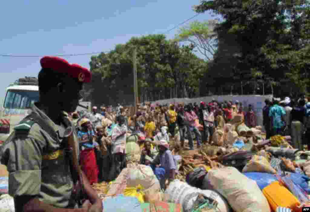 Les réfugiés de Centrafrique attendent une distribution alimentaire dans un camp de réfugiés du HCR dans la ville camerounaise de l'Est de Garoua-Boulai, non loin de la frontière avec l'Afrique centrale, le 13 mars 2014. AFP PHOTO / Reinnier Kazé