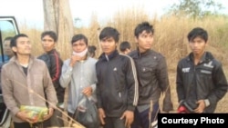 ​ជនជាតិ​ម៉ុងតាញ៉ា​នៃ​ប្រទេស​វៀតណាម​ចំនួន​១៣នាក់ ក្នុង​នោះ​មាន​ស្រ្តី​ម្នាក់​ផង​បាន​ចេញ​ពី​កន្លែង​លាក់ខ្លួន​ក្នុងព្រៃ​នៅ​ខេត្តរតនគិរី​ដើម្បី​សុំ​ការជួយ​ការពារ​ពី​អង្គការ​សហ​ប្រជាជាតិ។ ពួកគេ​ត្រូវ​បាន​រក​ឃើញ​នៅថ្ងៃ​ទី ២០ ខែ ធ្នូ ឆ្នាំ ២០១៤។ (រូបថត​ផ្តល់​ឲ្យ​ដោយ អង្គការ​Adhoc) 