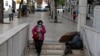 Une femme portant un masque de protection contre le nouveau coronavirus entre dans le métro de la place Rossio au centre-ville de Lisbonne, au Portugal, le 19 mars 2020. REUTERS / Rafael Marchante 