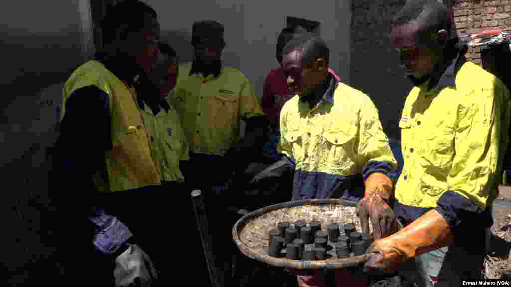 Les jeunes sont fiers des briquettes écologiques qu'ils viennent de produire, à Bukavu, en RDC, le 30 mai 2018. (VOA/Ernest Muhero)