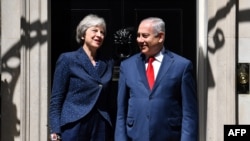 Waziri Mkuu wa Uingereza Theresa May akiwa na mgeni wake Waziri Mkuu Benjamin Netanyahu
