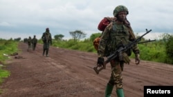 Des rebelles congolais du M23 se retirent de l'emplacement de la 3e antenne à Kibumba, près de Goma, province du Nord-Kivu, le 23 décembre