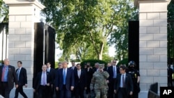 Le président Donald Trump quitte les portes de la Maison Blanche pour se rendre à l'église St. John's, de l'autre côté du parc Lafayette, le lundi 1er juin 2020, à Washington. (Photo AP)