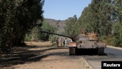 Un char brûlé près de la ville d'Adwa, dans la région de Tigré en Éthiopie, le 18 mars 2021.