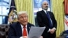 Rais Donald Trump akisaini amri ya kiutendaji inayoongeza ushuru kwenye bidhaa za chuma na aluminum, White House, Februari 10, 2025. Picha ya Reuters.