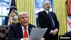 Rais Donald Trump akisaini amri ya kiutendaji inayoongeza ushuru kwenye bidhaa za chuma na aluminum, White House, Februari 10, 2025. Picha ya Reuters.