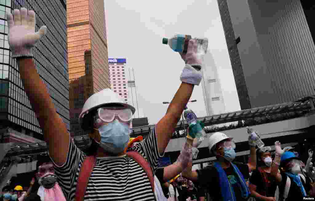 2019年6月12日,戴著頭盔與口罩的香港示威者抗議逃犯條例修訂。