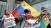 Trabajadores de los medios de comunicación y periodistas participan en una manifestación frente a las oficinas de las Naciones Unidas en Caracas el 3 de mayo de 2016 exigiendo más libertad para la prensa en el Día Mundial de la Libertad de Prensa.