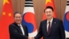윤석열 한국 대통령이 26일 제9차 한일중 정상회의 참석차 방한한 리창 중국 국무원 총리와의 회담에 앞서 악수하고 있다.