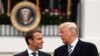 Le président américain Donald Trump s&#39;entretient avec le président français Emmanuel Macron lors de la cérémonie d&#39;arrivée officielle sur la pelouse sud de la Maison-Blanche à Washington, aux Etats-Unis, le 24 avril 2018.