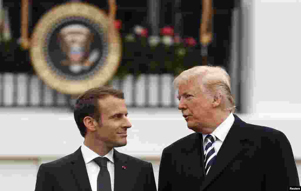 Le président américain Donald Trump s'entretient avec le président français Emmanuel Macron lors de la cérémonie d'arrivée officielle sur la pelouse sud de la Maison-Blanche à Washington, aux Etats-Unis, le 24 avril 2018.