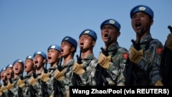 中國軍隊為慶祝中國共產黨建立國家政權70週年在北京市郊進行訓練。(2019年9月25日)