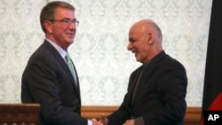 លោក Ashraf Ghani ប្រធានាធិបតី​អាហ្វហ្គានីស្ថាន​ (រូប​ស្តាំ) ចាប់​ដៃ​ជាមួយ​នឹង​រដ្ឋមន្រ្តី​ការពារ​ជាតិ Ash Carter បន្ទាប់​ពី​សន្និសីទ​កាសែត​មួយ​នៅ​វិមាន​ប្រធានាធិបតី​ក្នុង​ក្រុង​កាប៊ុល ប្រទេស​អាហ្វហ្គានីស្ថាន កាលពី​ថ្ងៃទី៩ ខែធ្នូ ឆ្នាំ២០១៦។ 