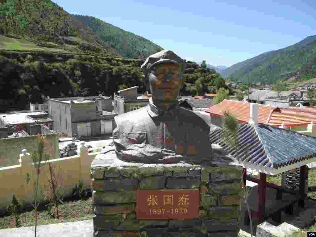 四川小金县的红军长征“两河口会议纪念馆”的张国焘雕塑(2009年5月23日,美国之音张楠拍摄)。张国焘1968年在香港表示, 林彪很难让人喜欢,也很难共事,林彪被选为接班人,主要原因是毛泽东认为他作为一个多年的下属对毛长期忠诚。张国焘还说,林彪显然缺乏毛泽东所具有的魅力和政治天赋。