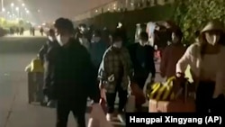 富士康在河南鄭州的蘋果代工廠工人因新冠病毒疫情逃出被封的廠區。 （2022年10月29日）