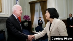 蔡英文6月5日接見美國聯邦參議院軍事委員會主席麥凱恩(圖片來源：台灣總統府)