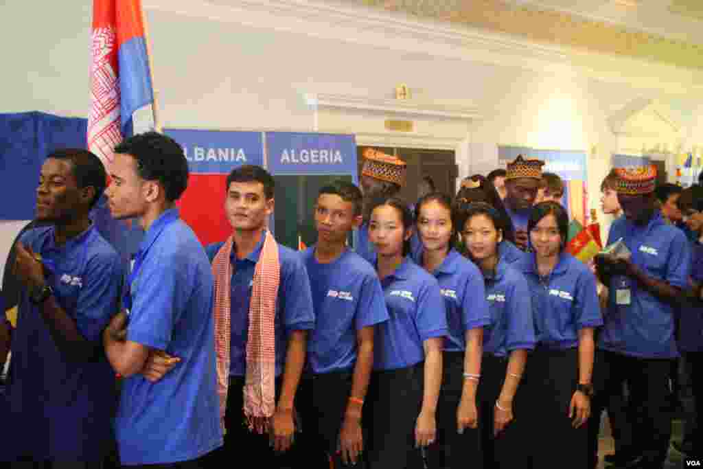 ក្រុមយុវជនកម្ពុជាត្រៀមបង្ហាញខ្លួនក្នុងពិធីបើកកម្មវិធីប្រកួតការបញ្ជាមនុស្សយន្តលំដាប់ពិភពលោកនៅសាលសម្តែងសិល្បៈDAR Constitution Hall ក្នុងរដ្ឋធានីវ៉ាស៊ីនតោនកាលពីថ្ងៃទី១៦ ខែកក្កដា ឆ្នាំ២០១៧។ (សឹង សុផាត/ VOA)