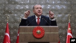 លោក​ប្រធានាធិបតី​តួកគី Recep Tayyip Erdogan ថ្លែង​ទៅ​កាន់​រដ្ឋបាល​ភូមី​នៅ​ក្នុង​ក្រុង​អង់ការ៉ា ប្រទេស​តួកគី កាលពី​ថ្ងៃទី១១ ខែមករា ឆ្នាំ២០១៨។