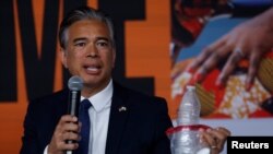 2024年9月23日，加利福尼亚州总检察长邦塔在纽约气候周的新闻发布会上宣布对石油巨头埃克森美孚提起诉讼，指控其在全球塑料垃圾污染中负有责任。(路透社照片)