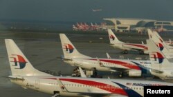 馬來西亞航空公司在吉隆坡国际机场的跑道上客機