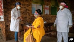 Une femme sud-africaine passe un test COVID-19 à la clinique Ndlovu de Groblersdal, à 200 km au nord-est de Johannesburg, le 11 février 2021.