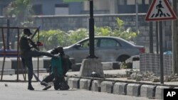 Des policiers arrêtent un manifestant au péage de Lekki à Lagos, au Nigéria, le 21 octobre 2020.