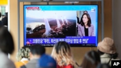 韩国首尔火车站的新闻节目中，电视荧幕上显示朝鲜多枚短程弹道飞弹的报道。(美联社：2024年11月5日)