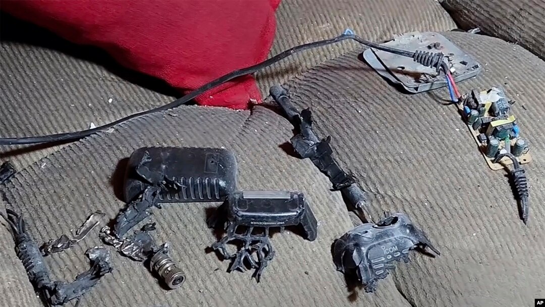 ARCHIVO - Captura de video muestra un walkie-talkie que explotó dentro de una casa en Baalbek, Líbano, el 18 de septiembre de 2024.