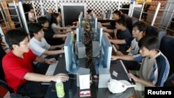 資料照：中國年輕人在網吧上網（2003年7月23日）