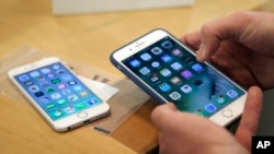 Un client procédant à des installations sur son iPhone 7, Chicago le 31 Septembre 2017 