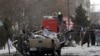 Le personnel de sécurité afghan inspecte le site d'un attentat à la bombe meurtrier à Kaboul, en Afghanistan, le lundi 1er février 2021. (Photo AP / Rahmat Gul).