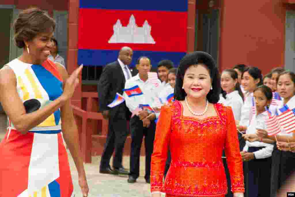លោកស្រី Michelle Obama និងលោកស្រីប៊ុន រ៉ានី បានទៅដល់វិទ្យាល័យហ៊ុន សែន ប្រាសាទបាគង ដែលមានចម្ងាយប្រមាណជា៤០គីឡូម៉ែត្រពីក្រុងសៀមរាបនៅថ្ងៃសៅរ៍ទី២១ ខែមីនា ឆ្នាំ២០១៥ ដើម្បីចាប់ផ្តើម«គម្រោងផ្តល់ឱកាសឲ្យក្មេងស្រីបានសិក្សា» 'Let Girls Learn'។